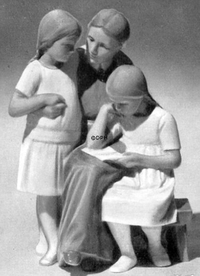 Mor med 2 piger, Bing & Grøndahl figur nr. 1910