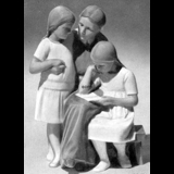 Mor med 2 piger, Bing & Grøndahl figur nr. 1910