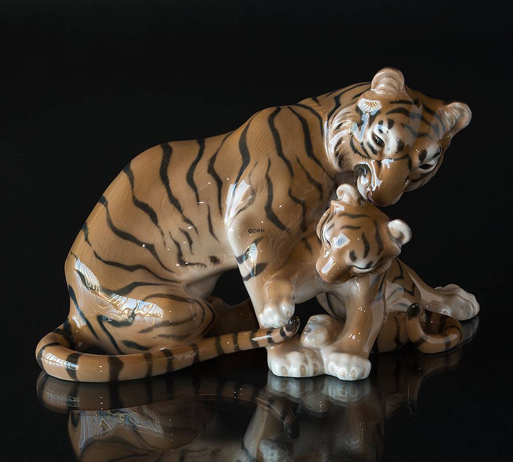 Tiger med unge, Bing & Grøndahl figur nr. 1948