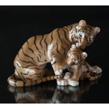 Tiger mit Jungtier, der liebevoll mit dem Schwanz seiner Mutter spielt, Bing & Gröndahl Figur Nr. 1948