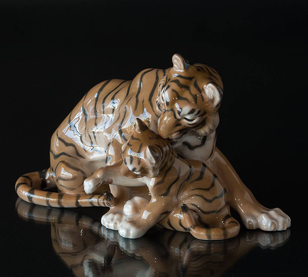 Tiger med unge, Bing & Grøndahl figur nr. 1948