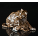 Tiger med unge, Bing & Grøndahl figur nr. 1948