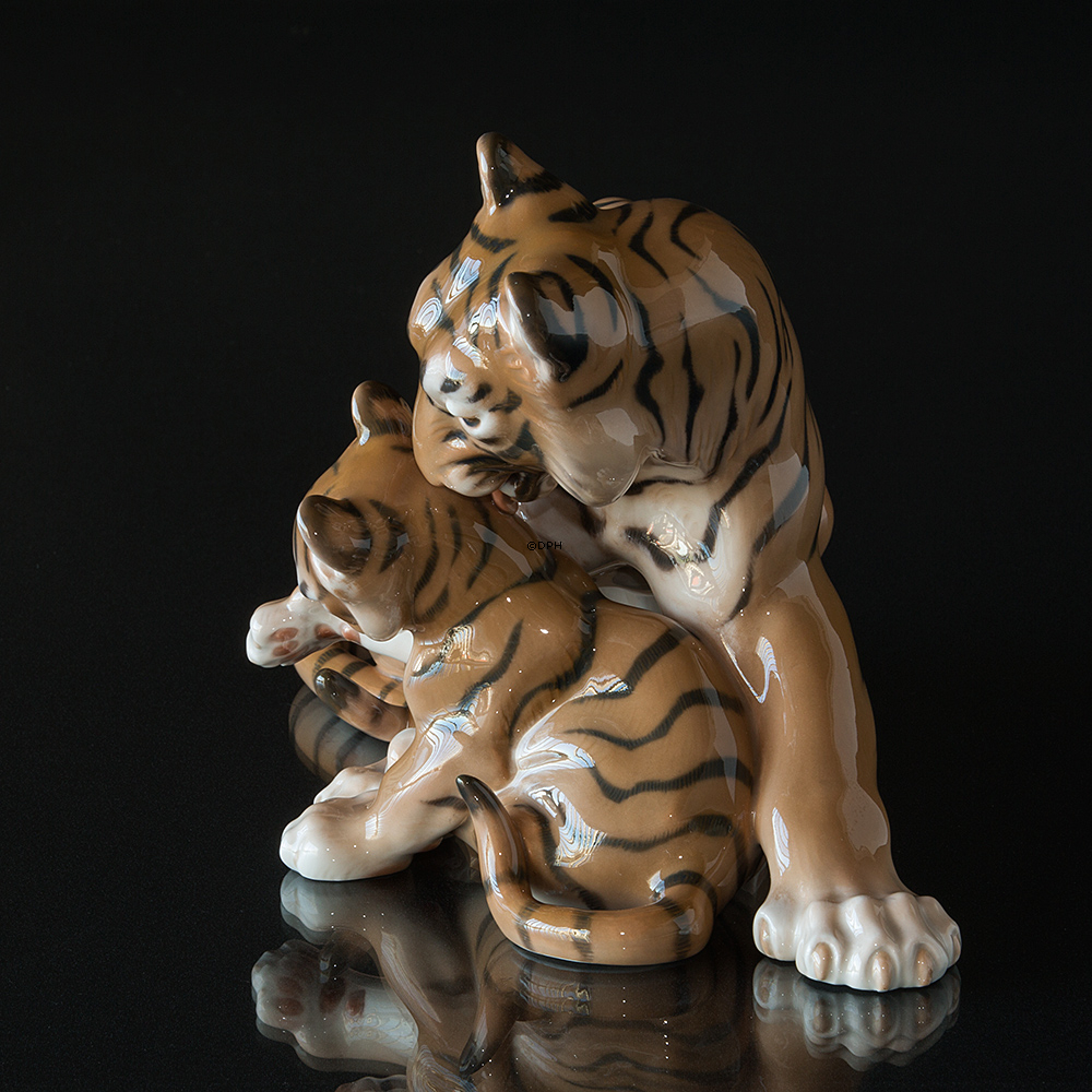 Tiger med unge, Bing & Grøndahl figur nr. 1948