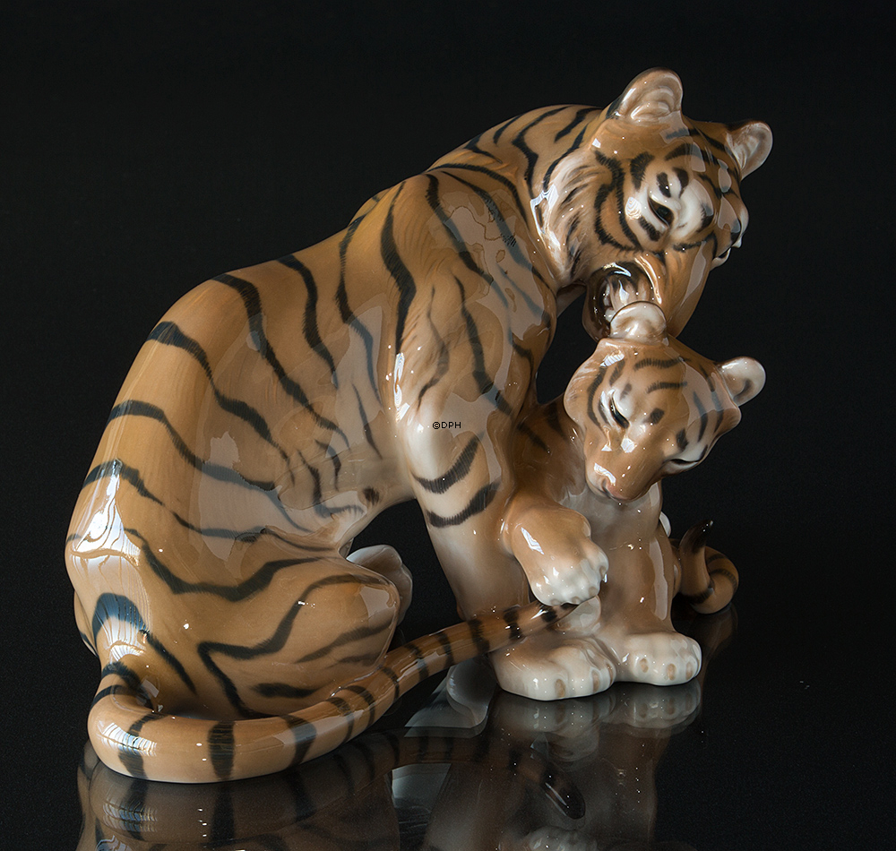 Tiger med unge, Bing & Grøndahl figur nr. 1948