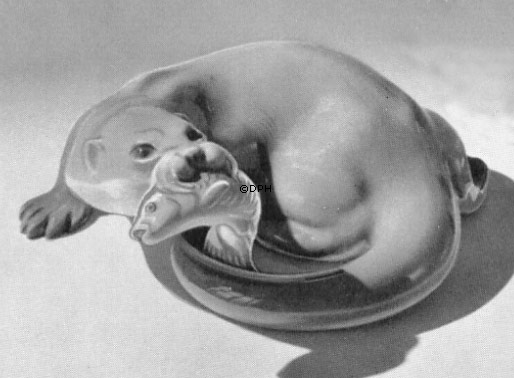 Odder med fisk, Bing & Grøndahl figur nr. 1969