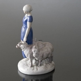 Hirtin kümmert sich um ihre Schafe, Bing & Gröndahl Figur Nr. 2010