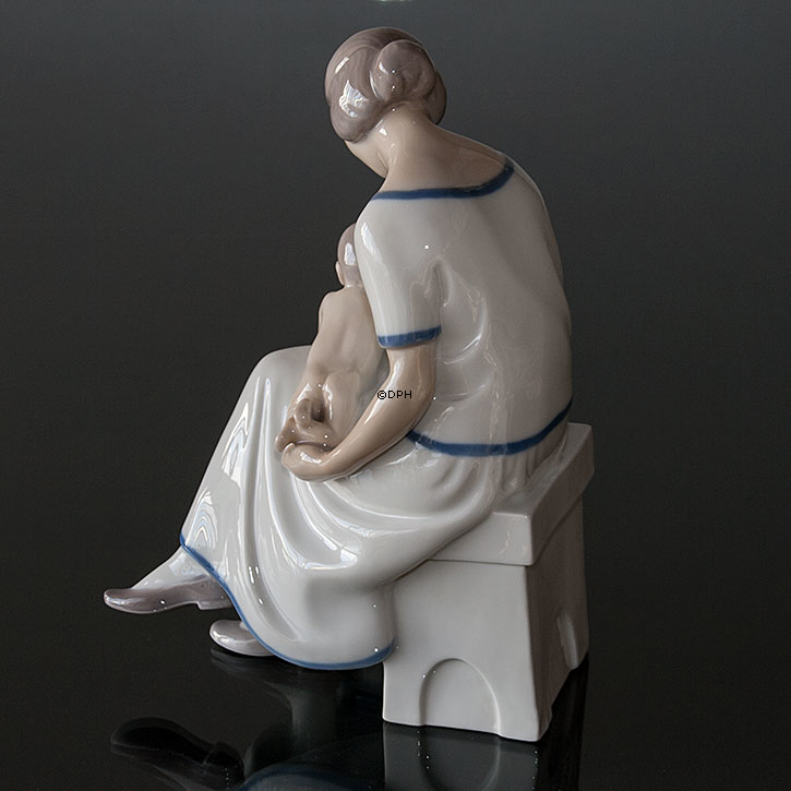 Mor med 2 børn, Bing & Grøndahl figur nr. 2022