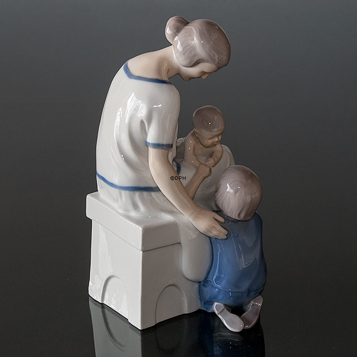 Mor med 2 børn, Bing & Grøndahl figur nr. 2022
