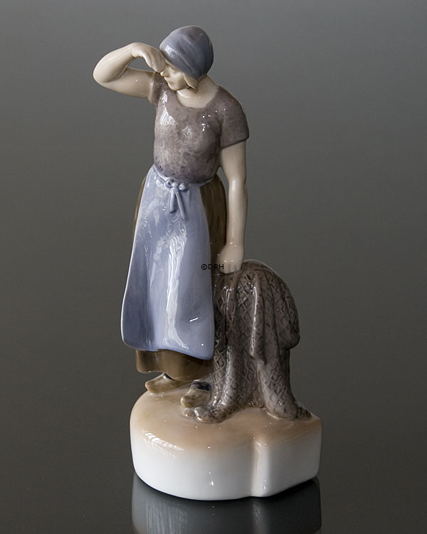 Kvinde med fiskenet, Bing & Grøndahl figur nr. 2036