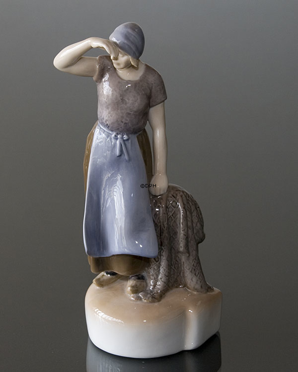 Kvinde med fiskenet, Bing & Grøndahl figur nr. 2036