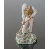 Mand med le, Bing & Grøndahl figur nr. 2043