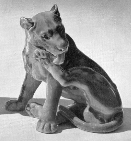 Løvinde / Hunløve som vasker sig, Bing & Grøndahl figur nr. 2051