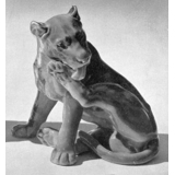 Lioness, grooming, Bing & Grondahl figurine no. 2051