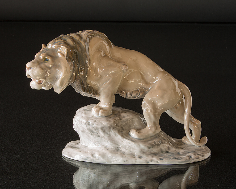 Stor løve på sten, Bing & Grøndahl figur nr. 2057