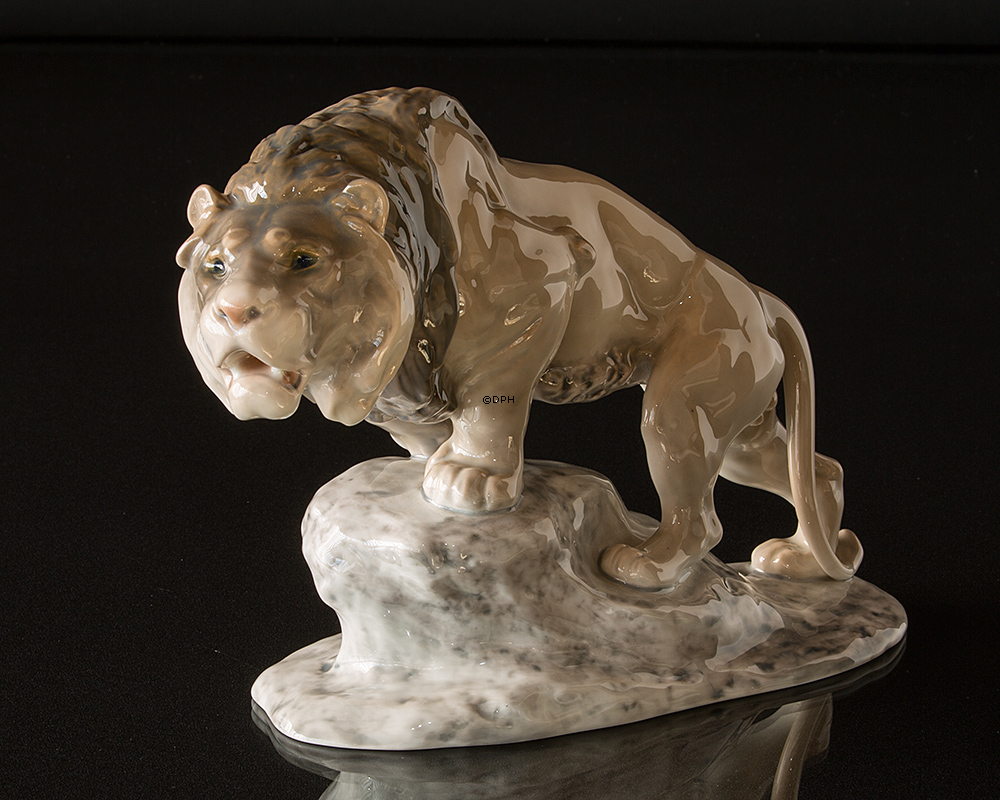 Stor løve på sten, Bing & Grøndahl figur nr. 2057