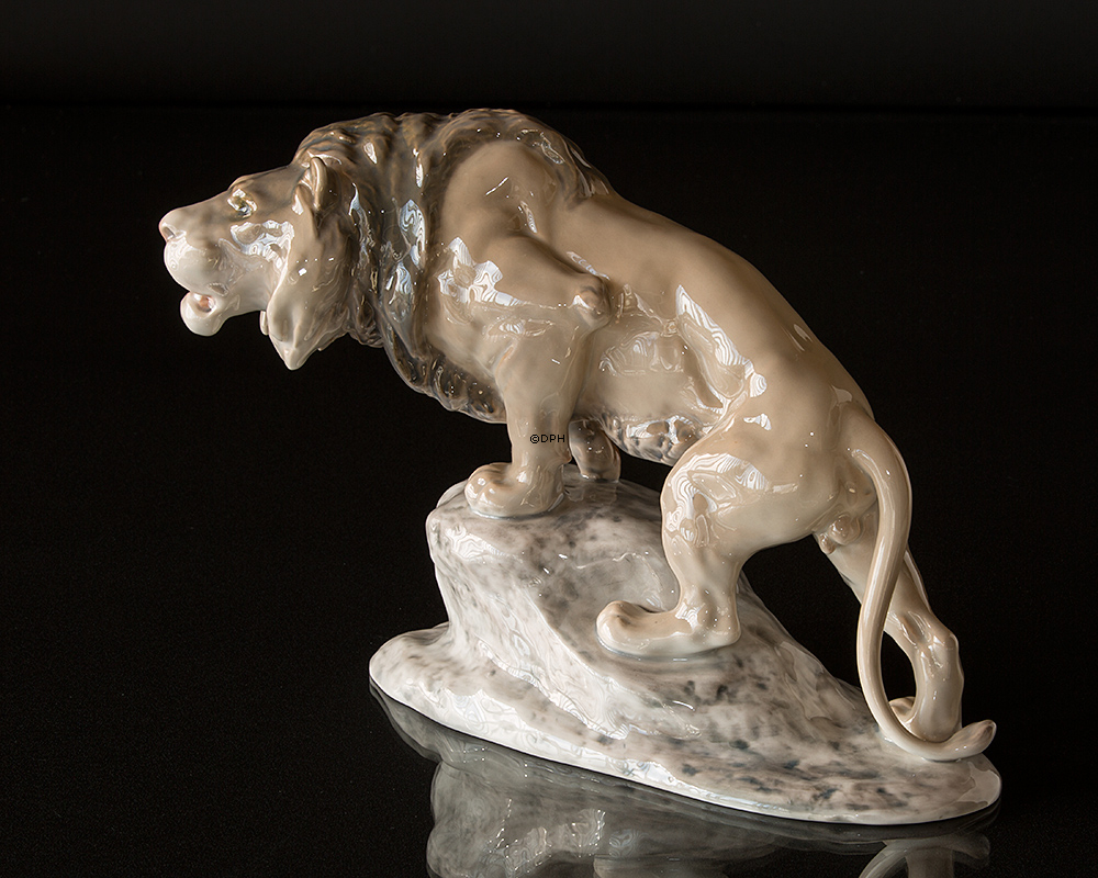 Stor løve på sten, Bing & Grøndahl figur nr. 2057