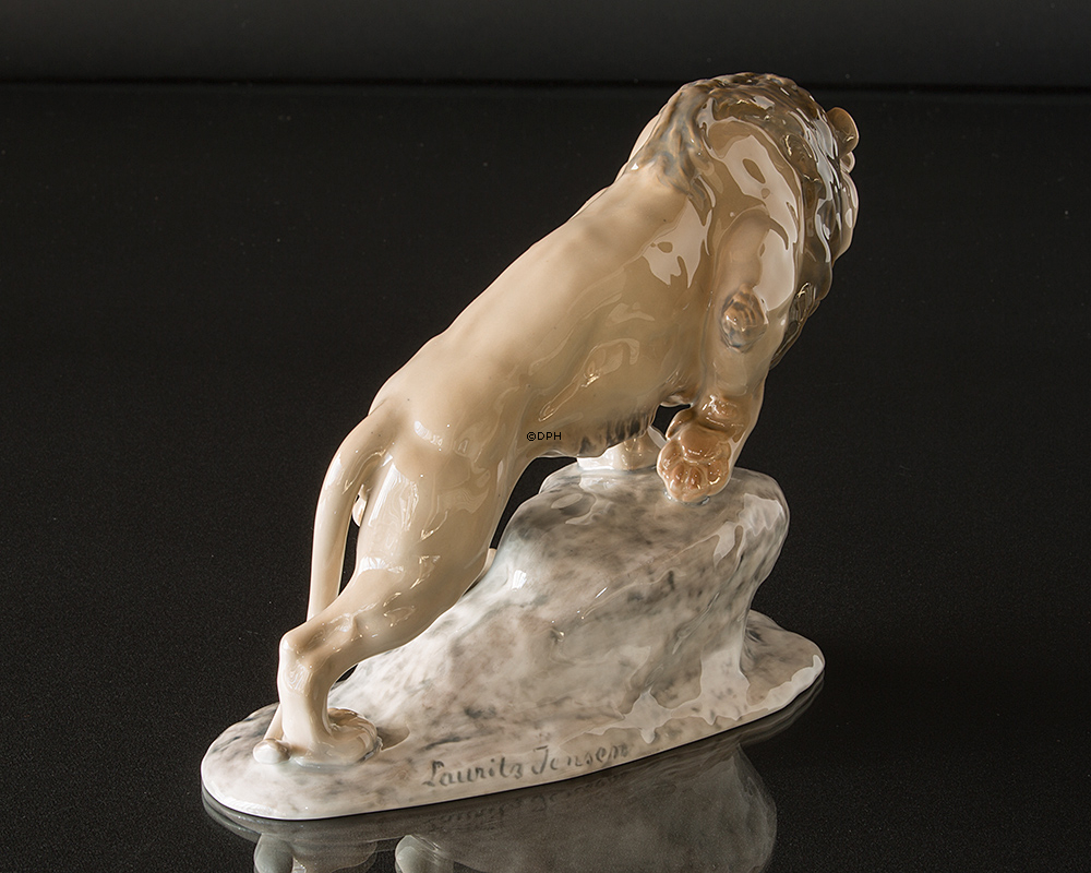 Stor løve på sten, Bing & Grøndahl figur nr. 2057