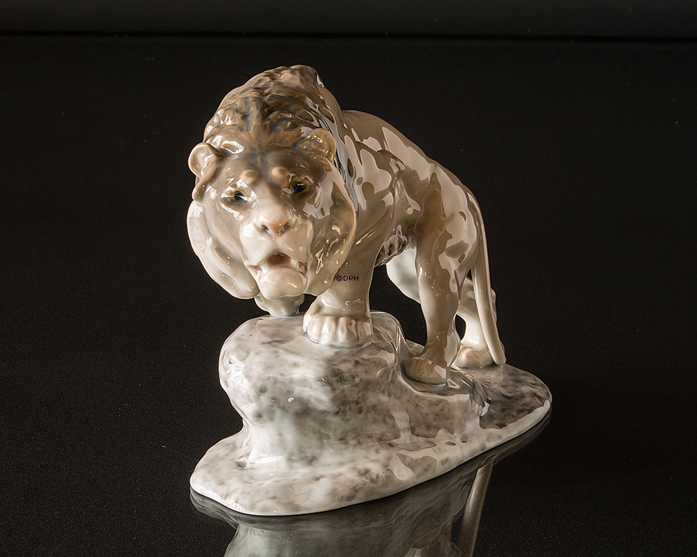 Stor løve på sten, Bing & Grøndahl figur nr. 2057