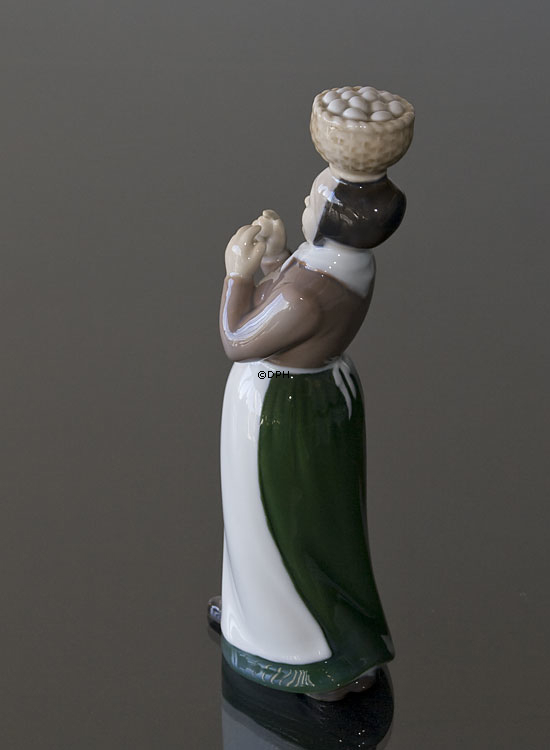 Konen med Æggene, Bing & Grøndahl figur nr. 2126
