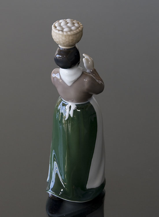 Konen med Æggene, Bing & Grøndahl figur nr. 2126