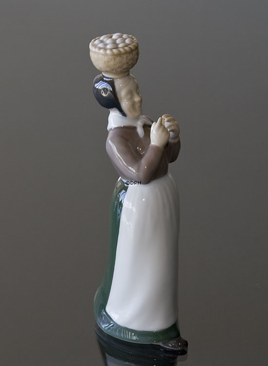 Konen med Æggene, Bing & Grøndahl figur nr. 2126