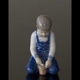 Junge mit einem Eimer, der ein Schloss baut, Bing & Gröndahl Figur Nr. 2127