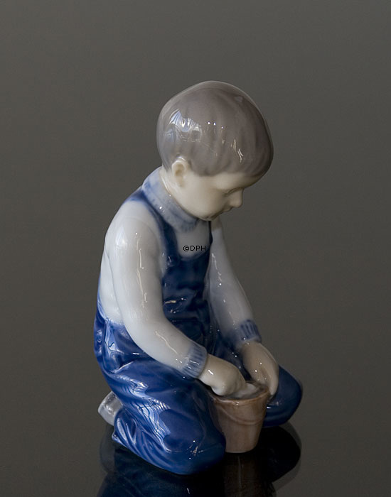 Dreng med spand, Bing & Grøndahl figur nr. 2127