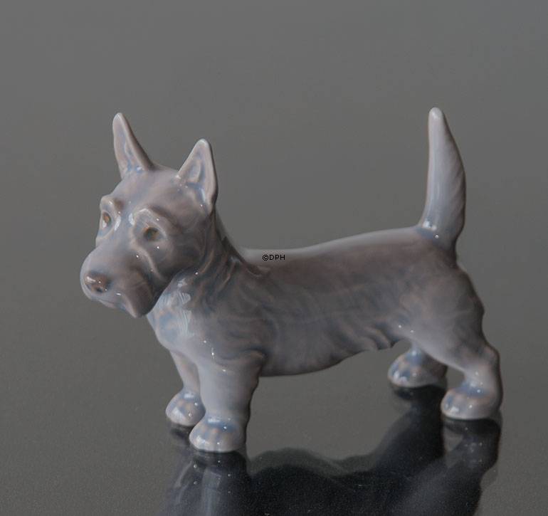 Stående Skotsk Terrier, 7,5cm, Bing & Grøndahl hunde figur nr. 2167