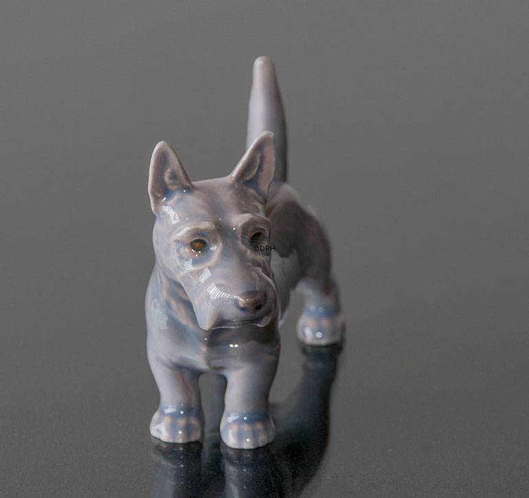 Stående Skotsk Terrier, 7,5cm, Bing & Grøndahl hunde figur nr. 2167