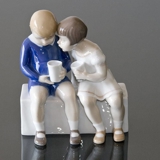 ungerechte Behandlung, Kinder sitzen und trinken Milch, Bing & Gröndahl Figur Nr. 2175