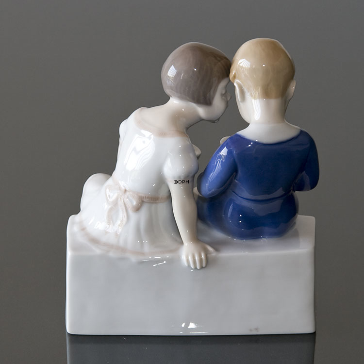Forfordelt, siddende børn, Bing & Grøndahl figur nr. 2175