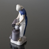 Mädchen gießt Milch in eine Milchkanne, Bing & Gröndahl Figur Nr. 452 oder 2181
