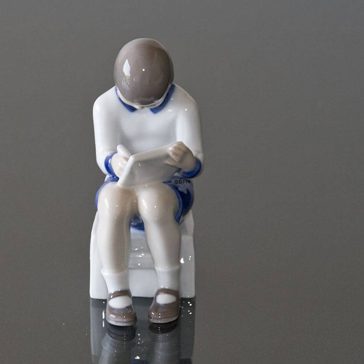 Den første streg, siddende pige, Bing & Grøndahl figur nr. 2184