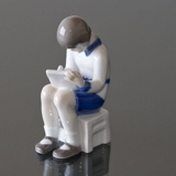 Den første streg, siddende pige, Bing & Grøndahl figur nr. 2184