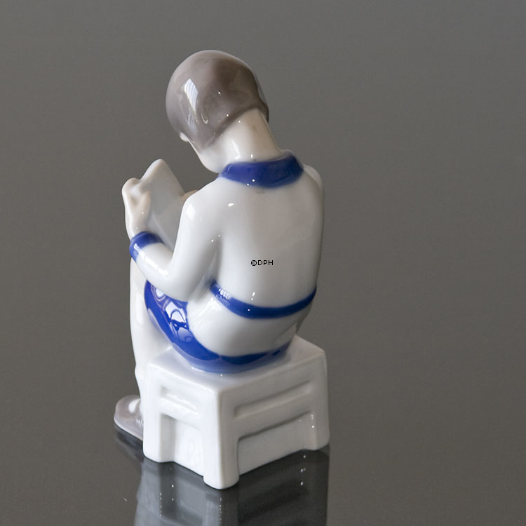 Den første streg, siddende pige, Bing & Grøndahl figur nr. 2184