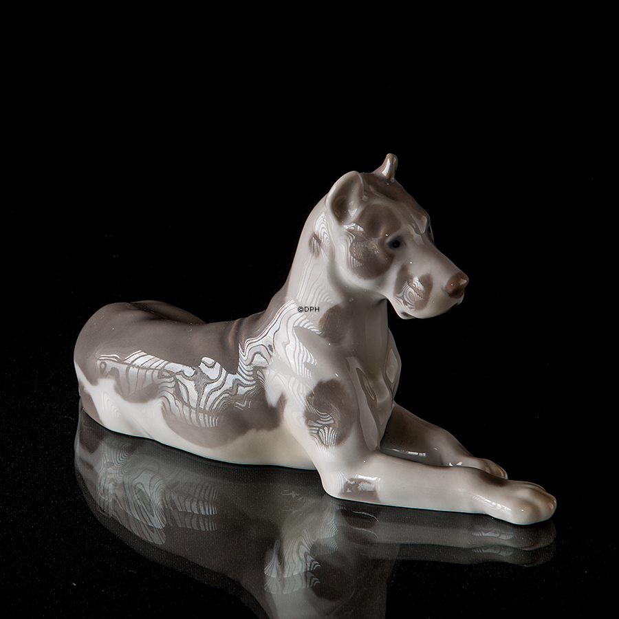 Liggende, Grand Danois, Bing & Grøndahl hunde figur nr. 2190
