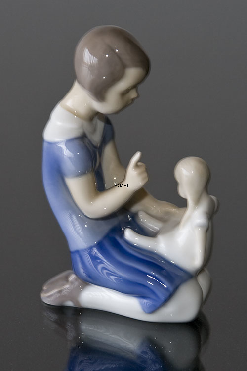Pige med dukke, Bing & Grøndahl figur nr. 2191