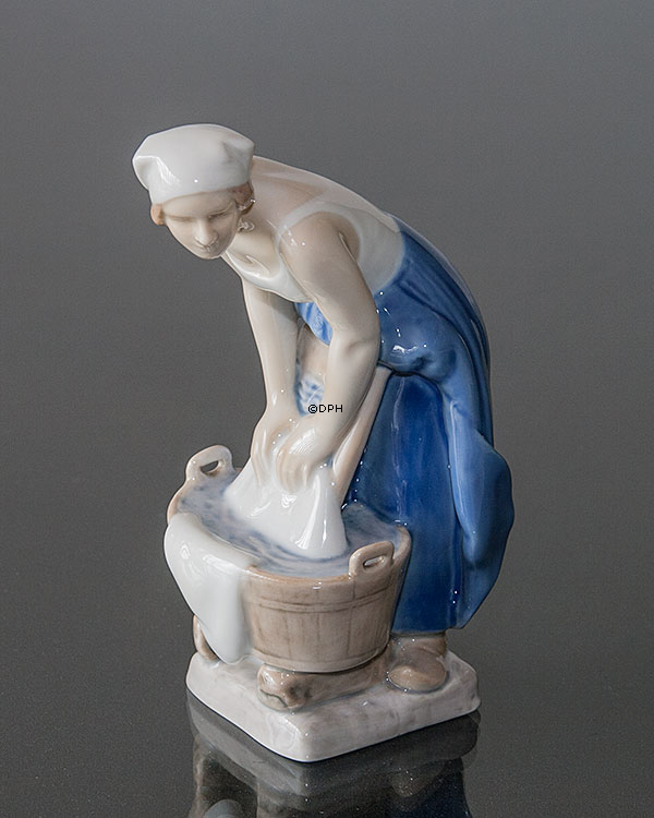 Kvinde som vasker, Bing & Grøndahl figur nr. 2219