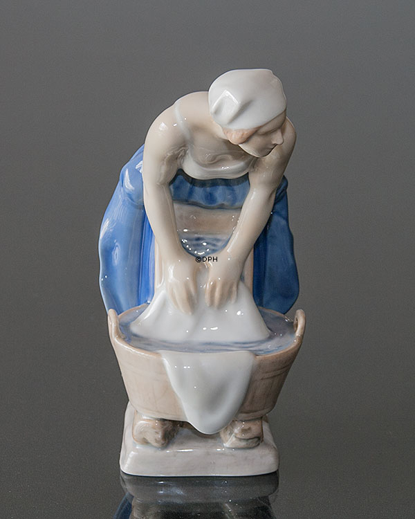 Kvinde som vasker, Bing & Grøndahl figur nr. 2219