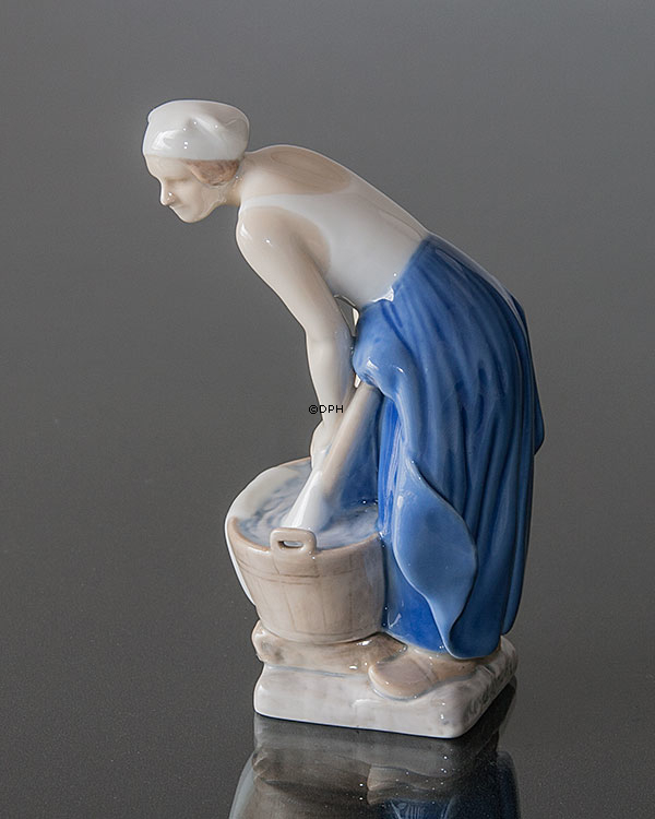 Kvinde som vasker, Bing & Grøndahl figur nr. 2219