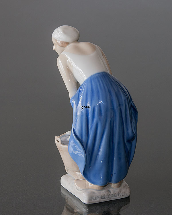 Kvinde som vasker, Bing & Grøndahl figur nr. 2219