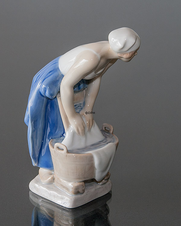 Kvinde som vasker, Bing & Grøndahl figur nr. 2219