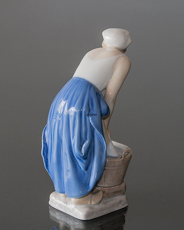 Kvinde som vasker, Bing & Grøndahl figur nr. 2219