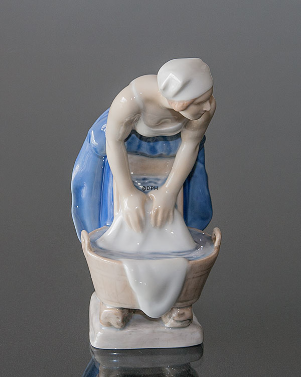 Kvinde som vasker, Bing & Grøndahl figur nr. 2219