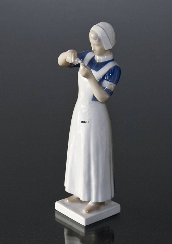 Sygeplejerske, Bing & Grøndahl figur nr. 2226