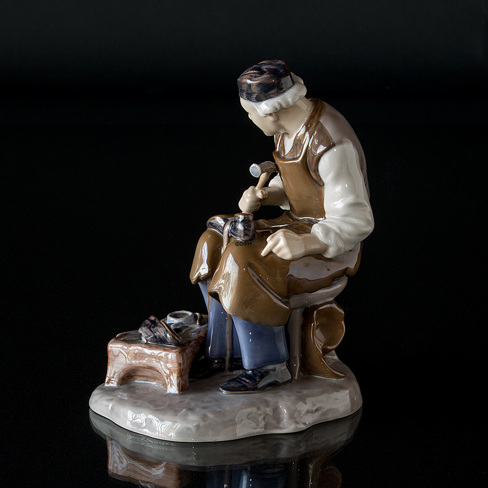 Skomager, Bing & Grøndahl figur af håndværker nr. 2228