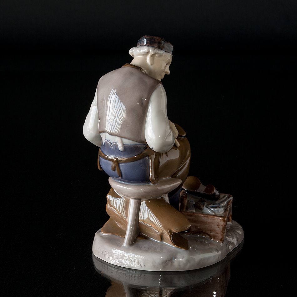 Skomager, Bing & Grøndahl figur af håndværker nr. 2228