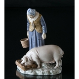 Kvinde med gris, Bing & Grøndahl figur nr. 2237