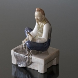 Schneider sitzend, Bing & Gröndahl Figur Nr. 2241