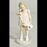 Spildt mælk. Stående pige der har spildt mælken, Bing & Grøndahl figur nr. 2246 - Med lyserød kjole - Meget Gammel